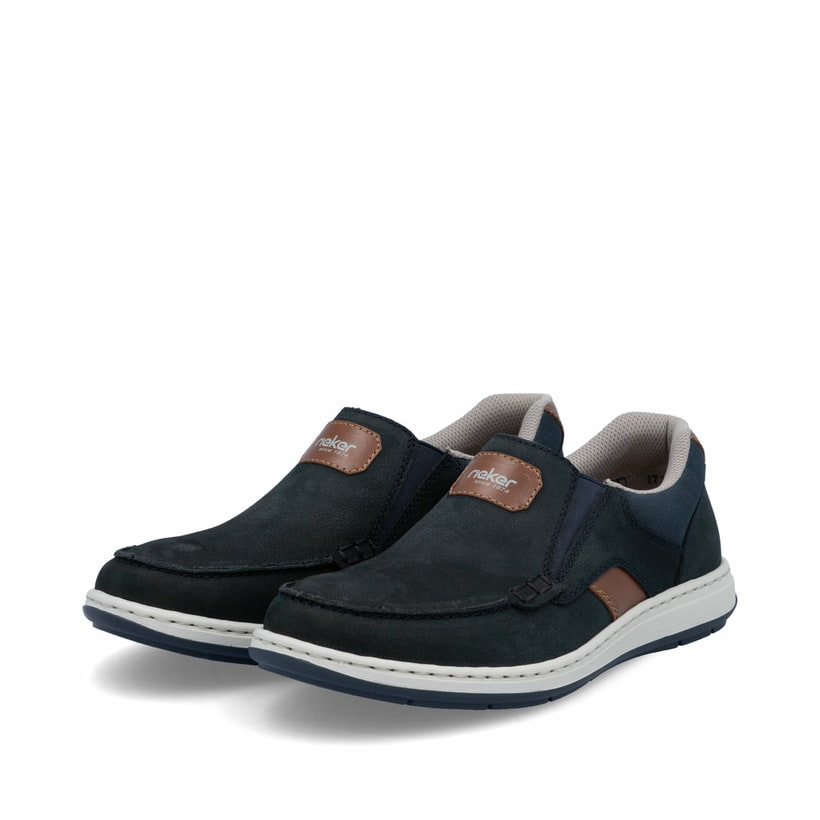 Blaue Rieker Herren Slipper 17368-14 mit einem Gummizug sowie der Extraweite H. Schuhpaar seitlich schräg.