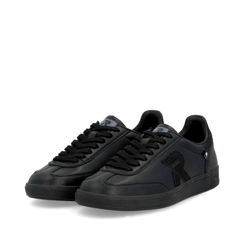 Schwarze Rieker Damen Sneaker Low W2200-02 mit einer Schnürung. Schuhpaar seitlich schräg.