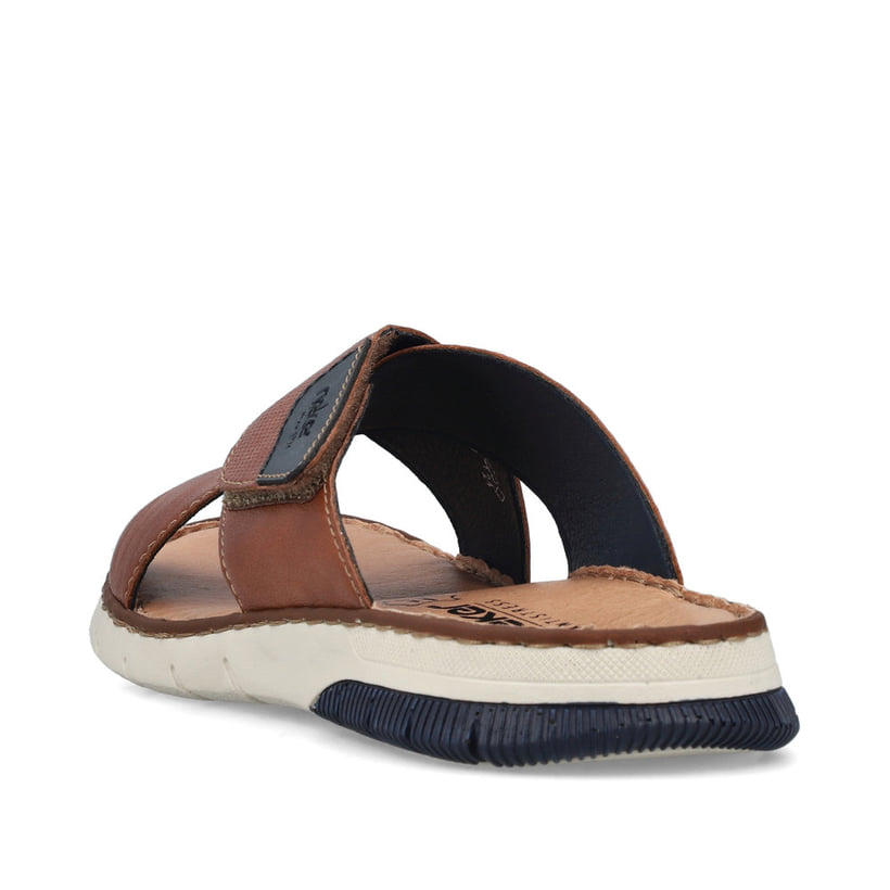 Braune Rieker Herren Pantoletten 25283-22 mit einem Klettverschluss. Schuh von hinten.