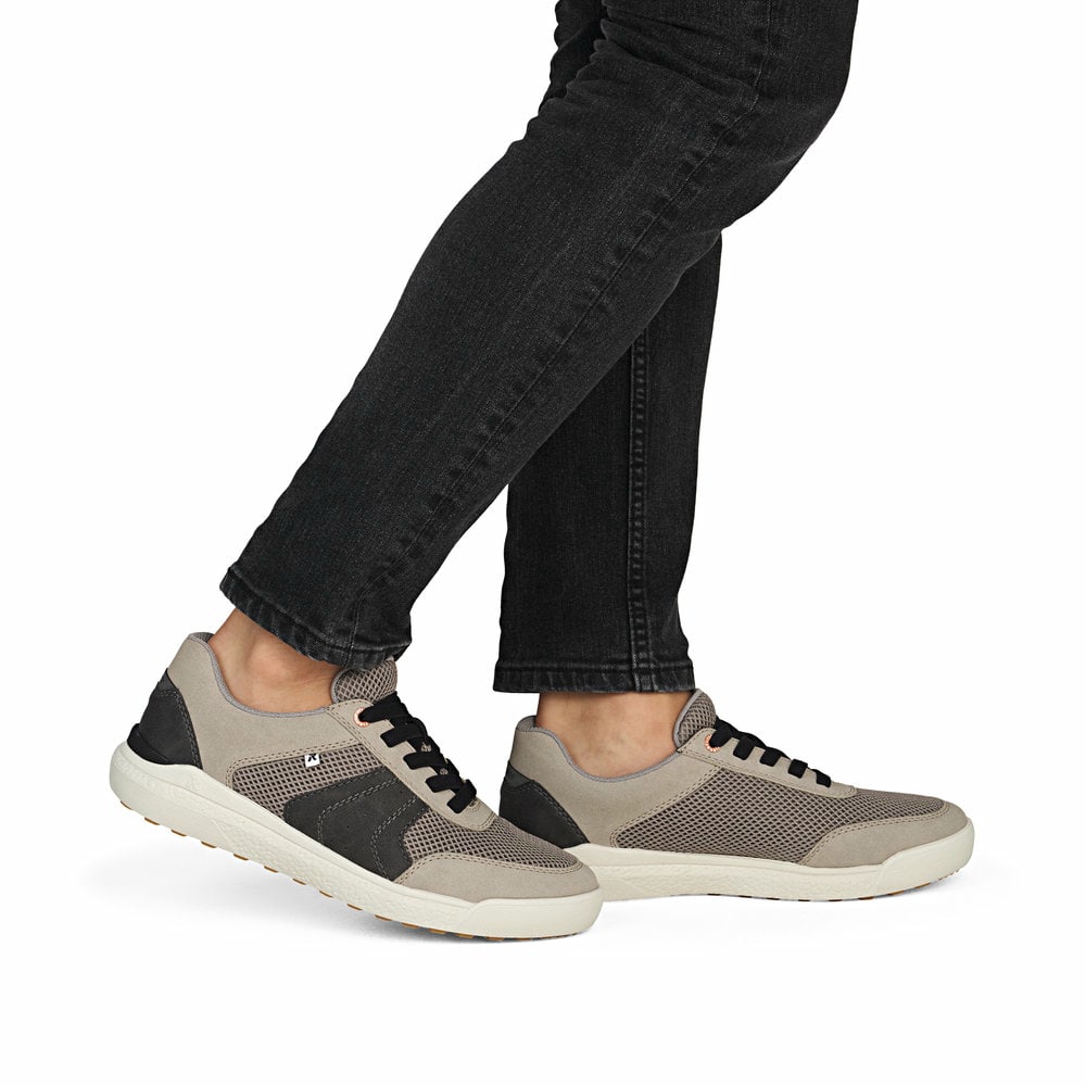 Beige Rieker Herren Sneaker Low U1150-64 mit Schnürung sowie der Komfortweite G. Schuh am Fuß.