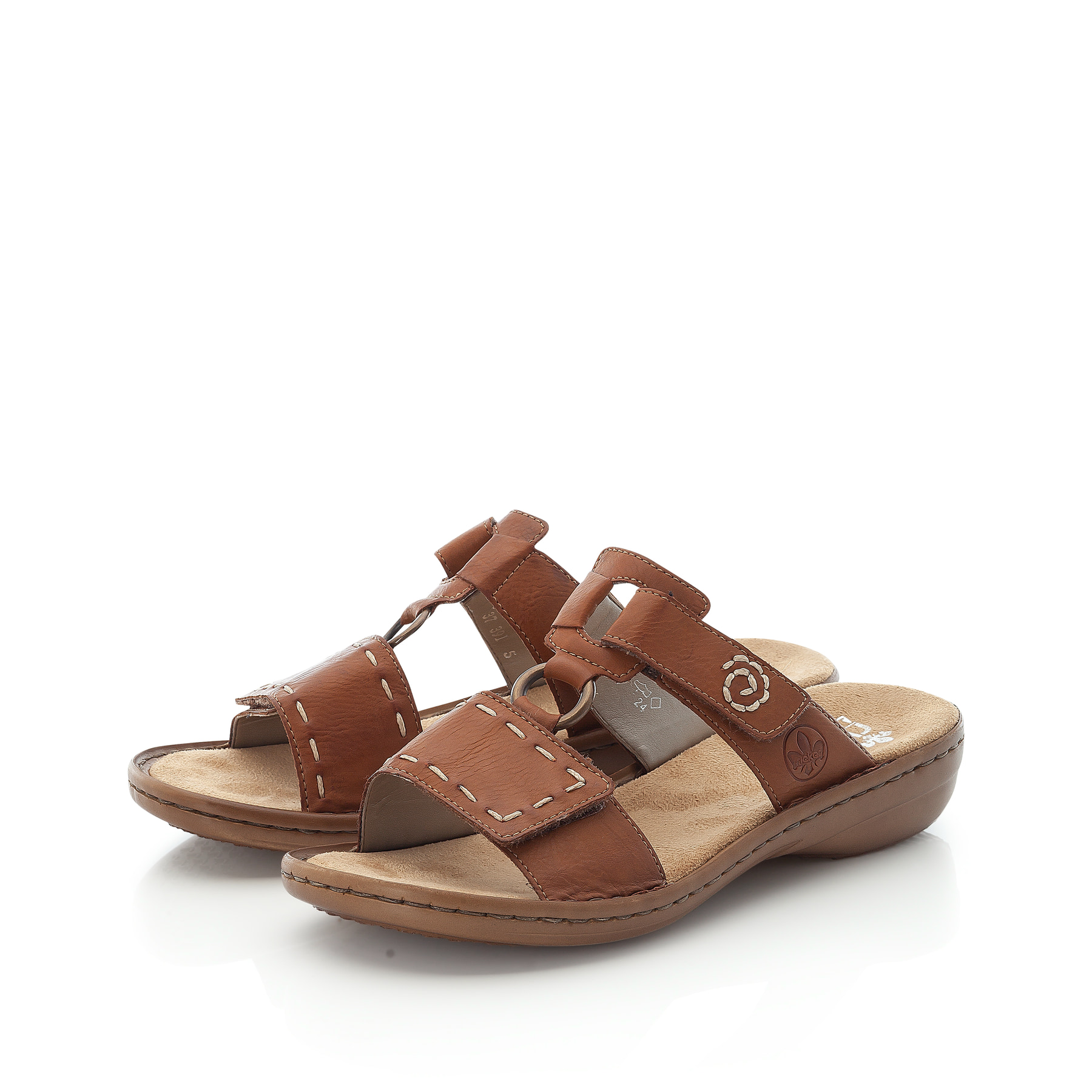 Mules Rieker marron pour femme 60822-24 avec fermeture velcro. Chaussures inclinées sur le côté.