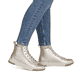 Baskets montantes Rieker dorées femme N3945-93 avec détail décoratif. Chaussure au pied.