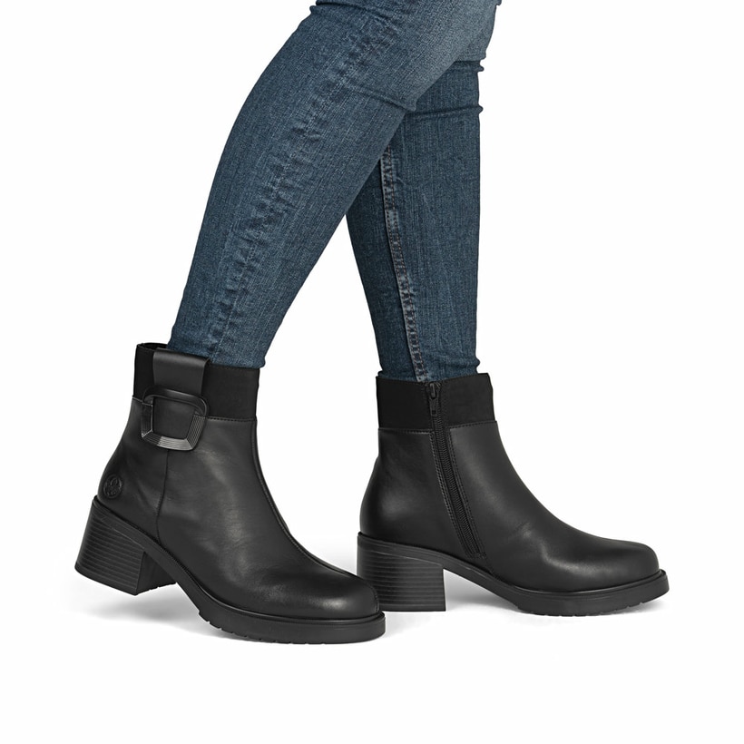 Schwarze Rieker Damen Stiefeletten Y5253-00 aus Glattleder. Schuh am Fuß.