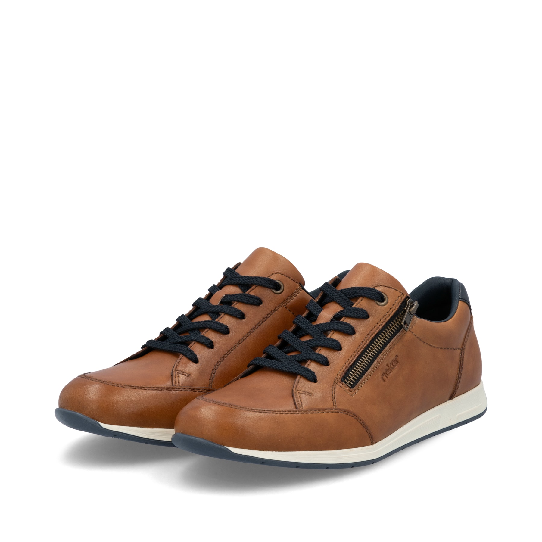 Braune Rieker Herren Sneaker Low 11903-24 mit einem Reißverschluss. Schuhpaar seitlich schräg.