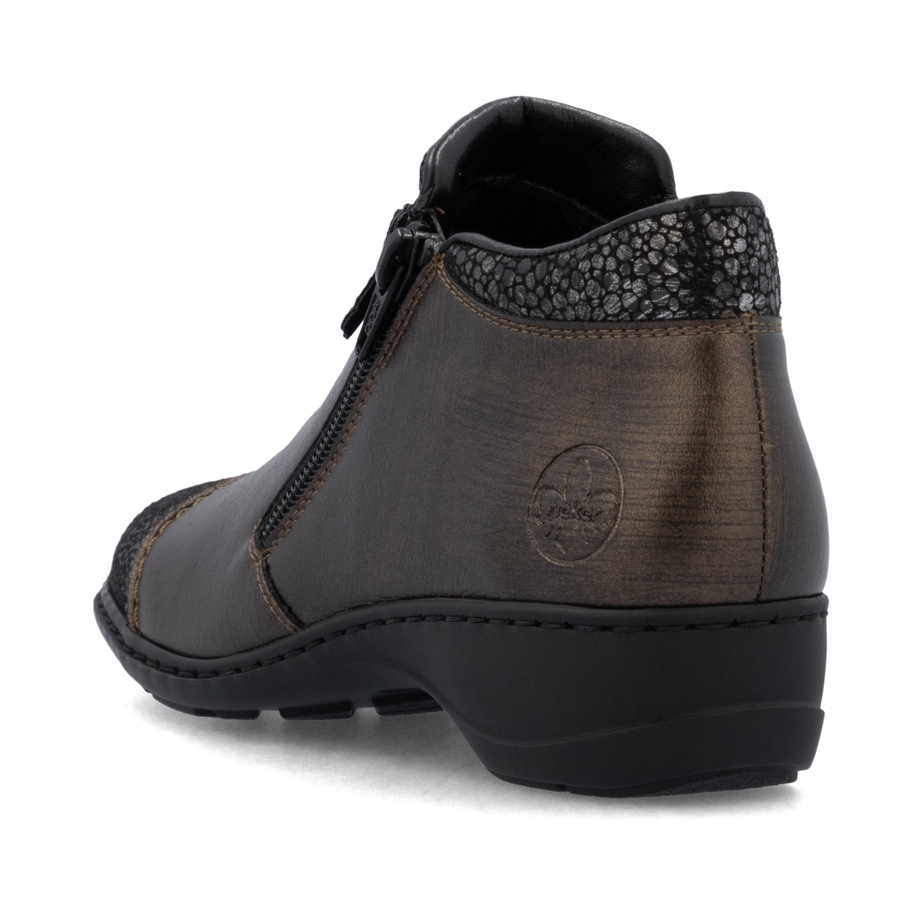 Braune Rieker Damen Kurzstiefel 58388-25 aus Glattleder mit dekorativer Blume. Schuh von hinten.