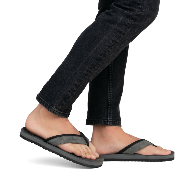 Graue Rieker Herren Zehentrenner 20151-45 mit der Komfortweite G. Schuh am Fuß.