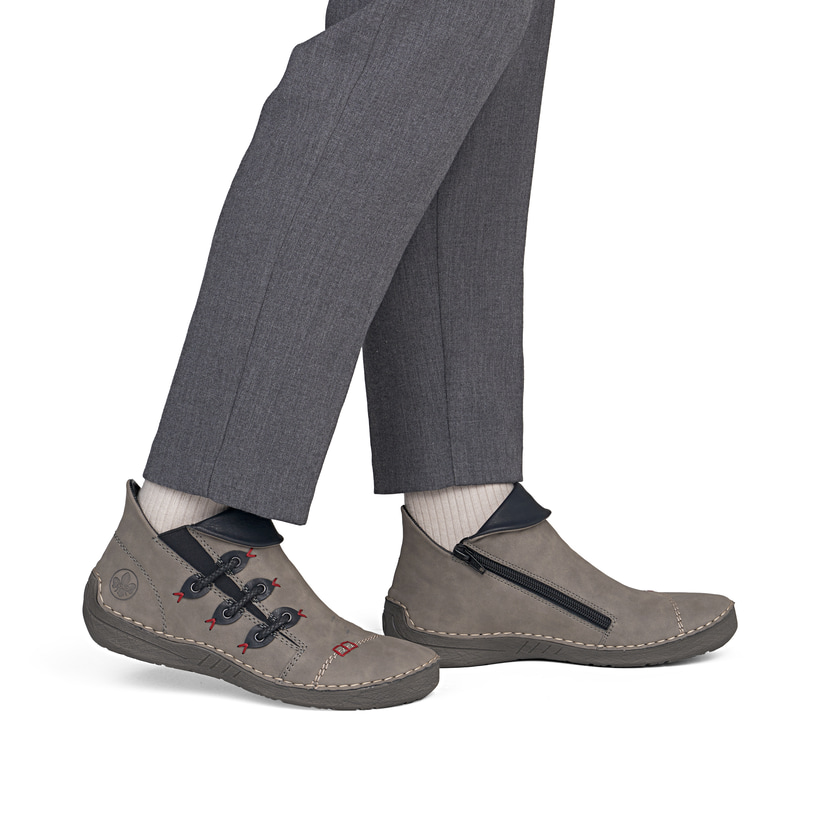 Grau-schwarze Rieker Damen Kurzstiefel 72581-42 mit einem Reißverschluss. Schuh am Fuß.