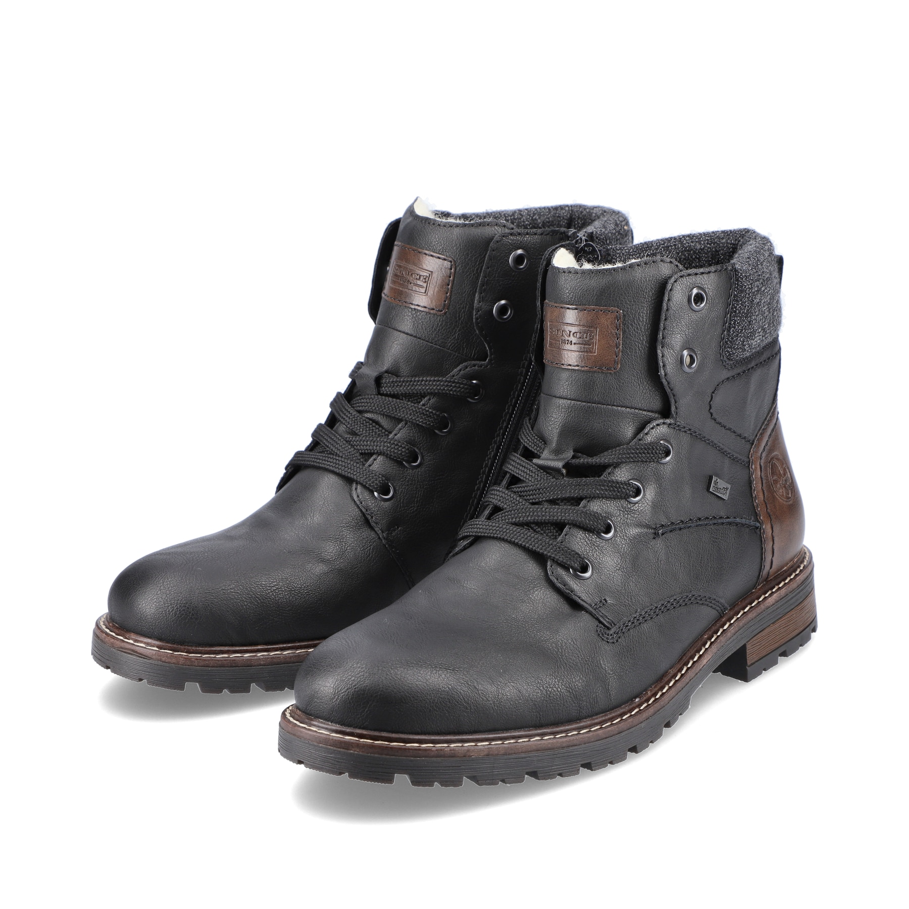 Tiefschwarze Rieker Herren Schnürstiefel 32031-01 mit Schnürung und Reißverschluss. Schuhpaar schräg.
