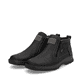 
Asphaltschwarze Rieker Herren Kurzstiefel 05357-00 mit einer leichten Sohle. Schuhpaar schräg.