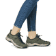 Grüne Rieker Damen Slipper L0574-54 mit einem Gummizug. Schuh am Fuß.