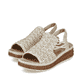 Beige Rieker Keilsandaletten 62741-60 mit einem Gummizug sowie der Extraweite H. Schuhpaar seitlich schräg.