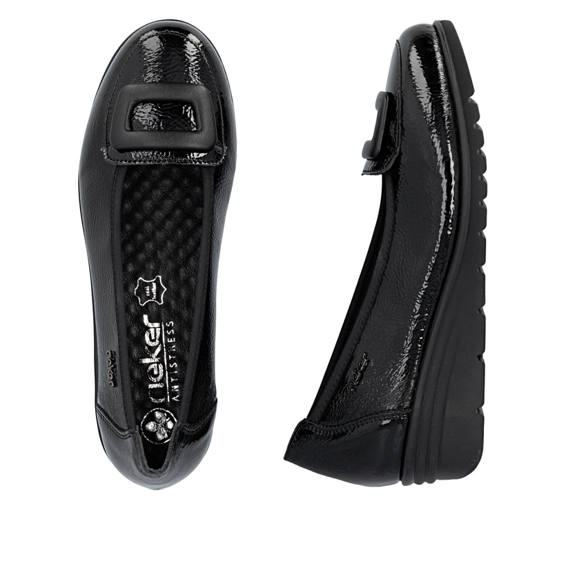 Schwarze Rieker Ballerinas L5362-00 mit Deko-Schnalle. Schuh von oben, liegend.