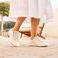 Weiße Rieker Damen Slipper L7250-80 mit einem Reißverschluss. Schuh am Model.