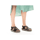 Schwarze Rieker Damen Trekkingsandalen 64889-00 mit einem Klettverschluss. Schuh am Fuß.