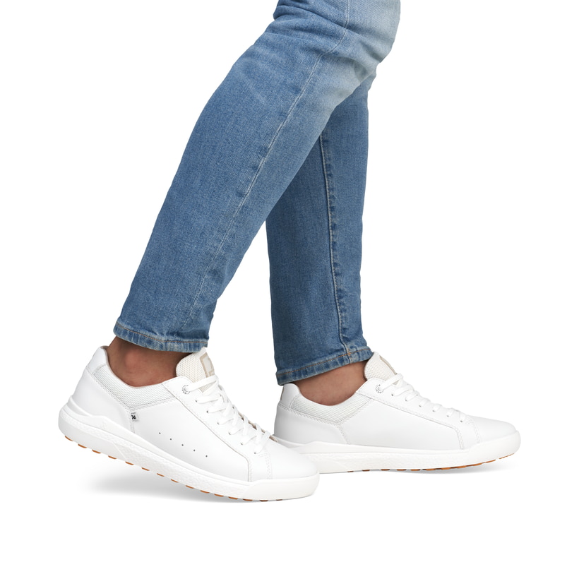 Baskets basses Rieker blanches homme U1100-80 en cuir lisse avec lacets. Chaussure au pied.