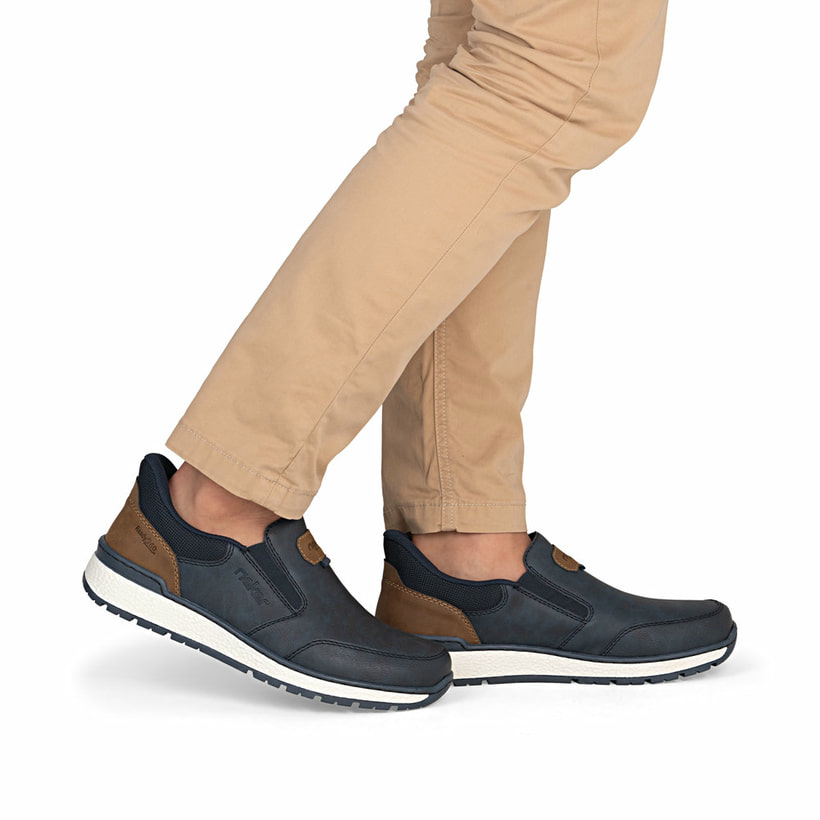 Dunkelblaue Rieker Herren Slipper B9057-14 mit einem Gummizug sowie Extraweite H. Schuh am Fuß.