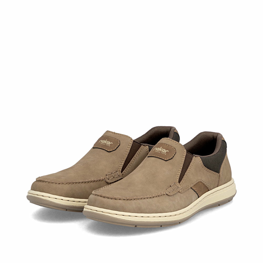 Braune Rieker Herren Slipper 17368-25 mit einem Gummizug sowie der Extraweite H. Schuhpaar seitlich schräg.