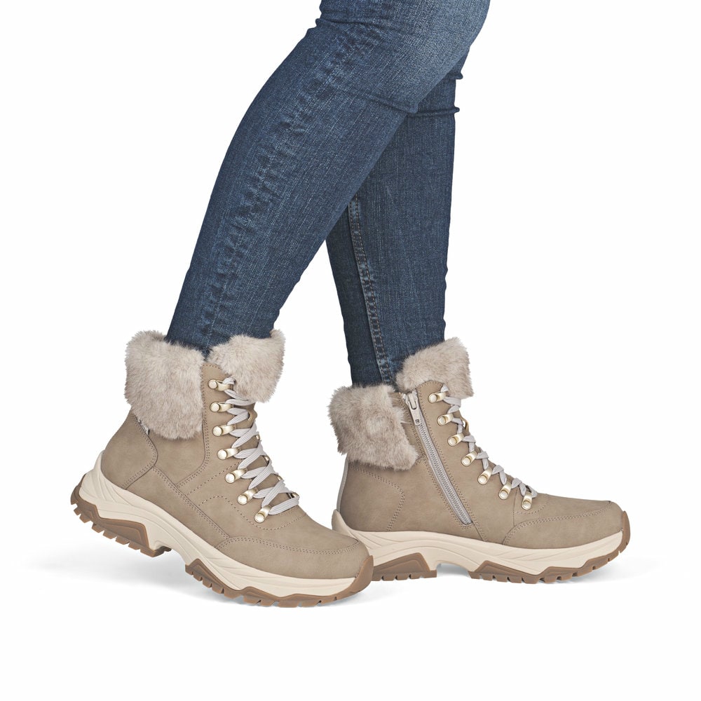 Beige Rieker Damen Schnürstiefel W3971-20 aus Glattleder. Schuh am Fuß.