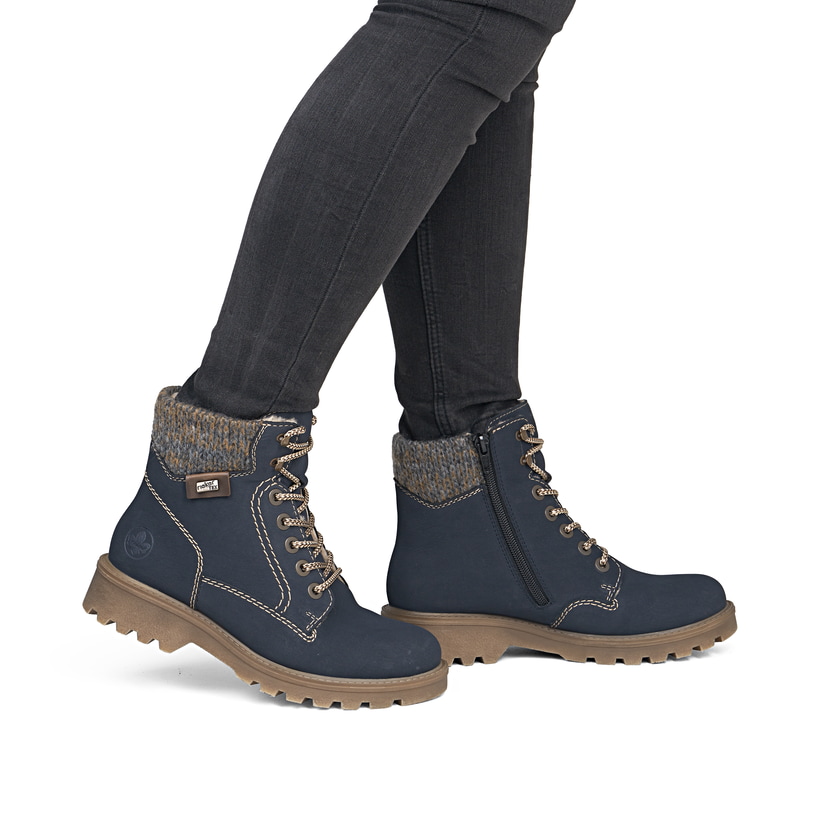 Dunkelblaue Rieker Damen Biker Boots 73220-14 mit wasserabweisender TEX-Membran. Schuh am Fuß.