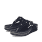 Schwarze vegane Rieker Damen Zehentrenner V1466-00 mit dekorativer Blume. Schuhpaar seitlich schräg.
