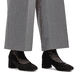Schwarze Rieker Pumps 44767-00 mit einer griffigen Sohle. Schuh am Fuß.