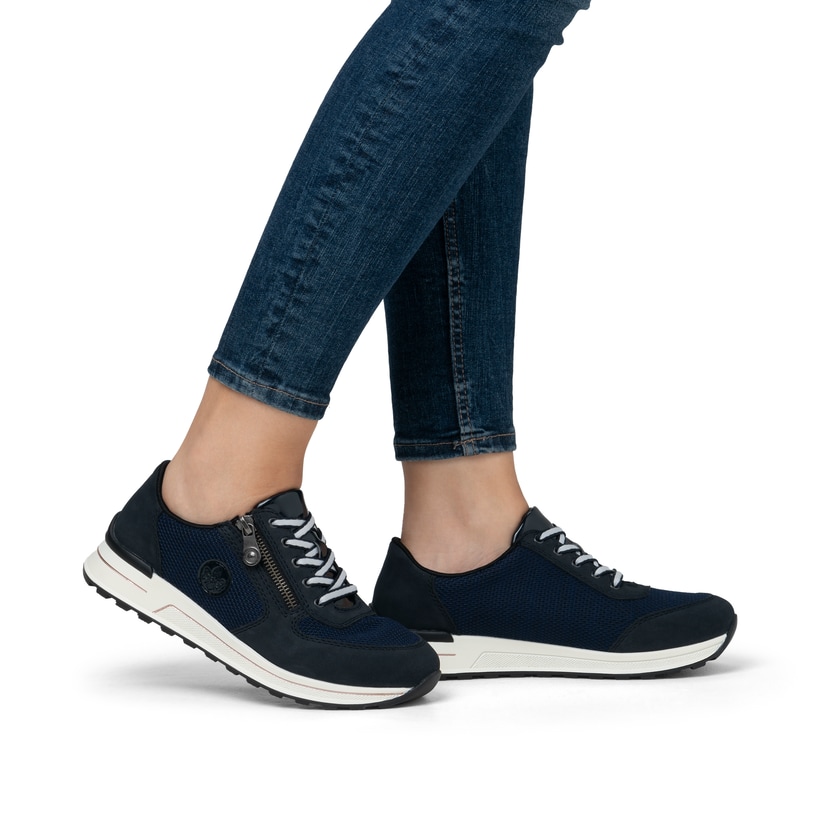 Blaue Rieker Damen Sneaker Low N1411-14 mit einem Reißverschluss. Schuh am Fuß.