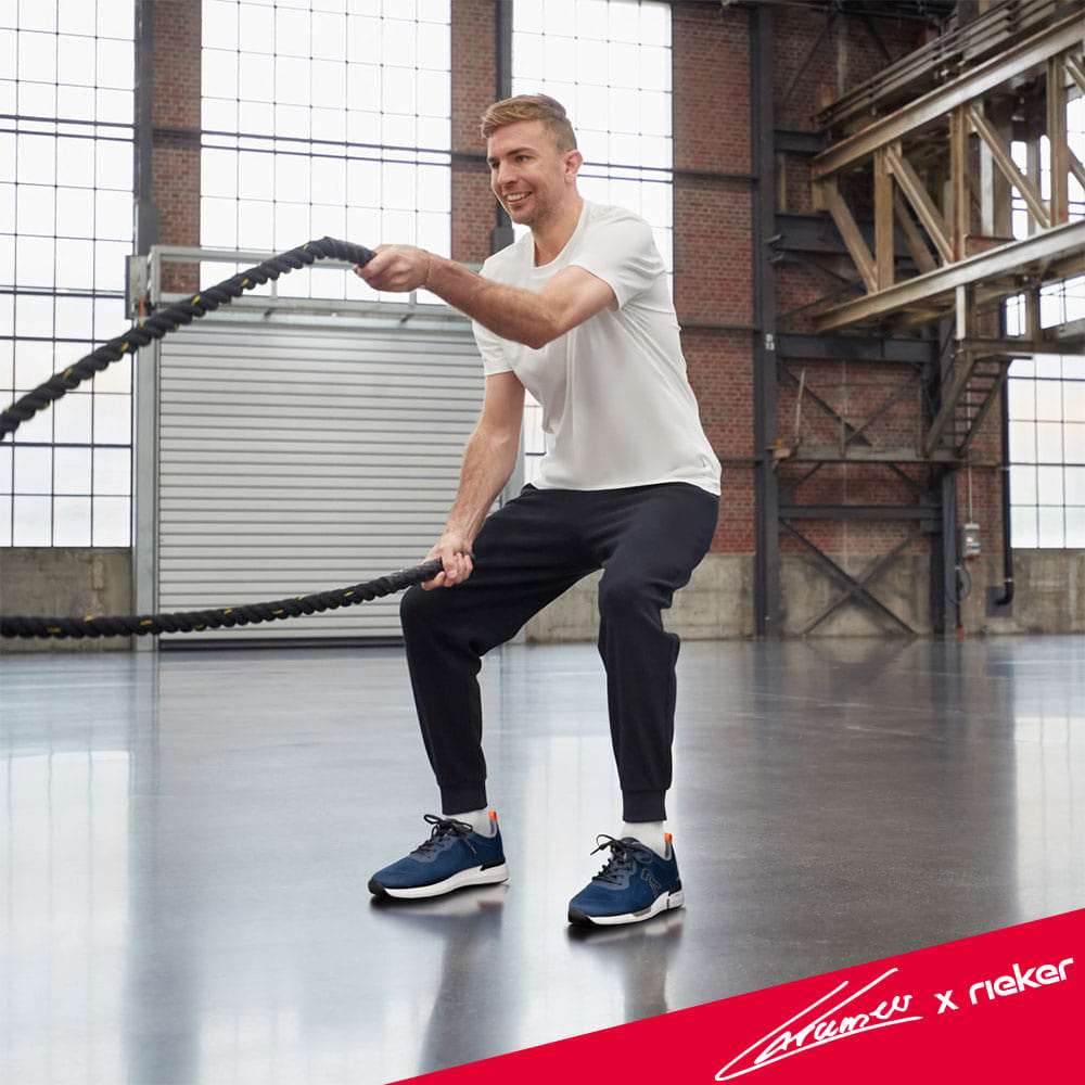 Dunkelblaue Rieker Herren Sneaker Low U1404-14 mit einer Schnürung von Christopher Kramer getragen. Christoph Kramer x Rieker.