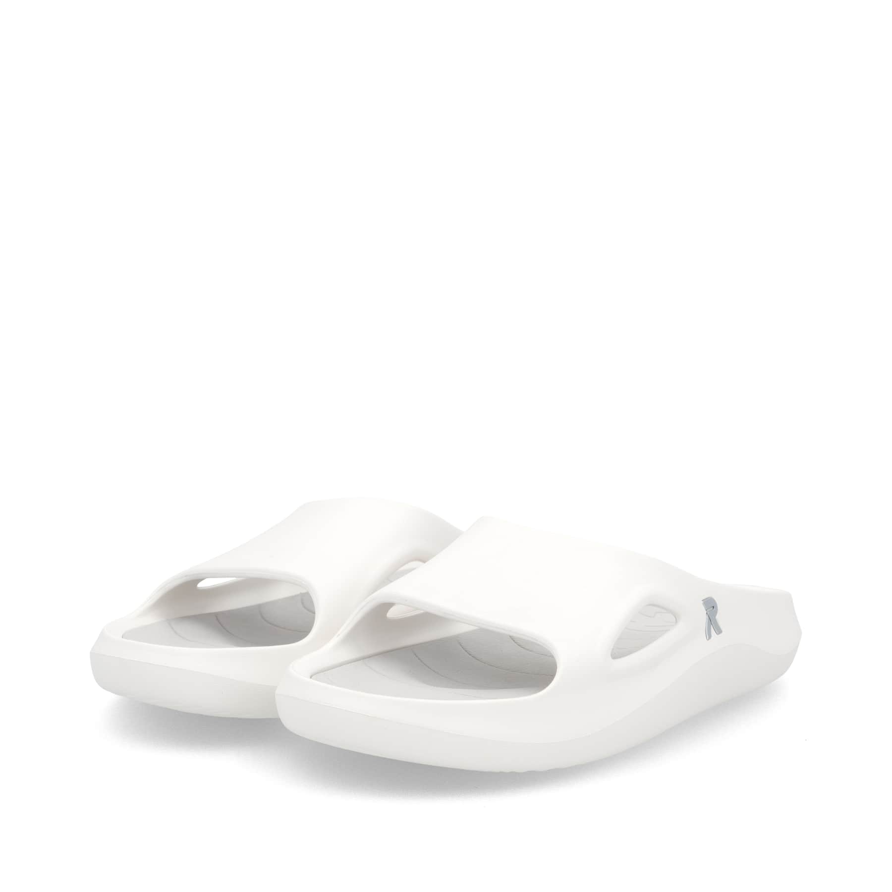 Weiße Rieker Herren Pantoletten U3450-80 mit ultraleichter und flexibler Sohle. Schuhpaar seitlich schräg.