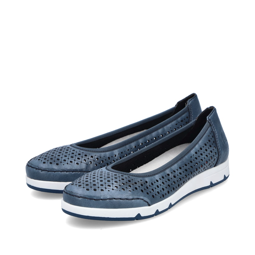 Blaue Rieker Ballerinas L3065-14 in Löcheroptik mit herausnehmbarer Einlegesohle. Schuhpaar seitlich schräg.