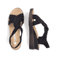 Tiefschwarze Rieker Keilsandaletten V3850-00 mit einem Elastikeinsatz. Schuh von oben, liegend.