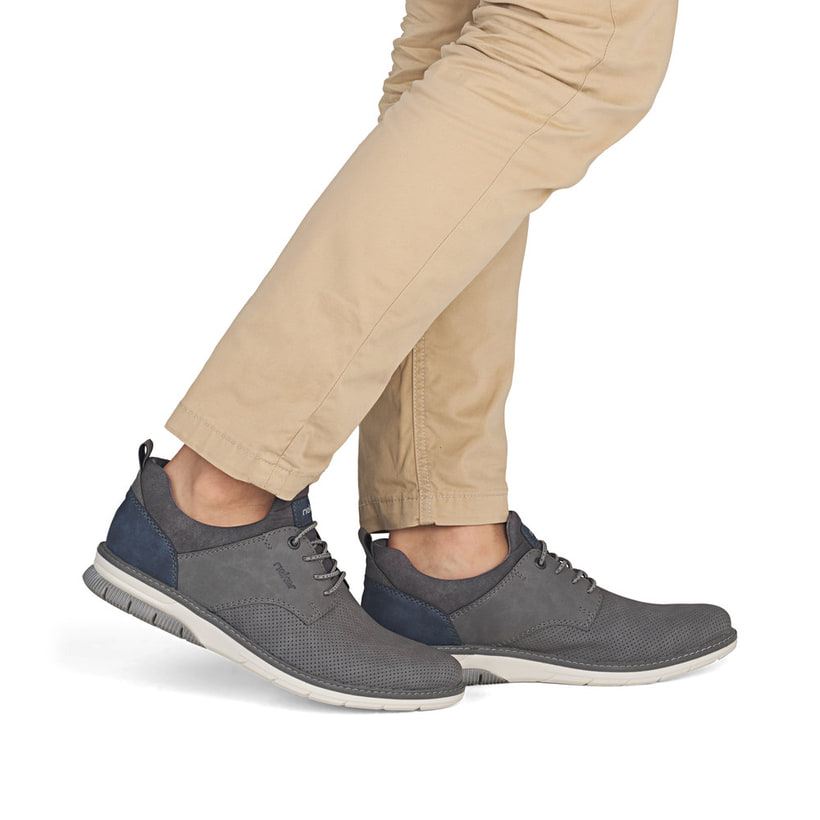 Graue Rieker Herren Slipper 14450-42 mit einem Gummizug sowie Komfortweite G 1/2. Schuh am Fuß.