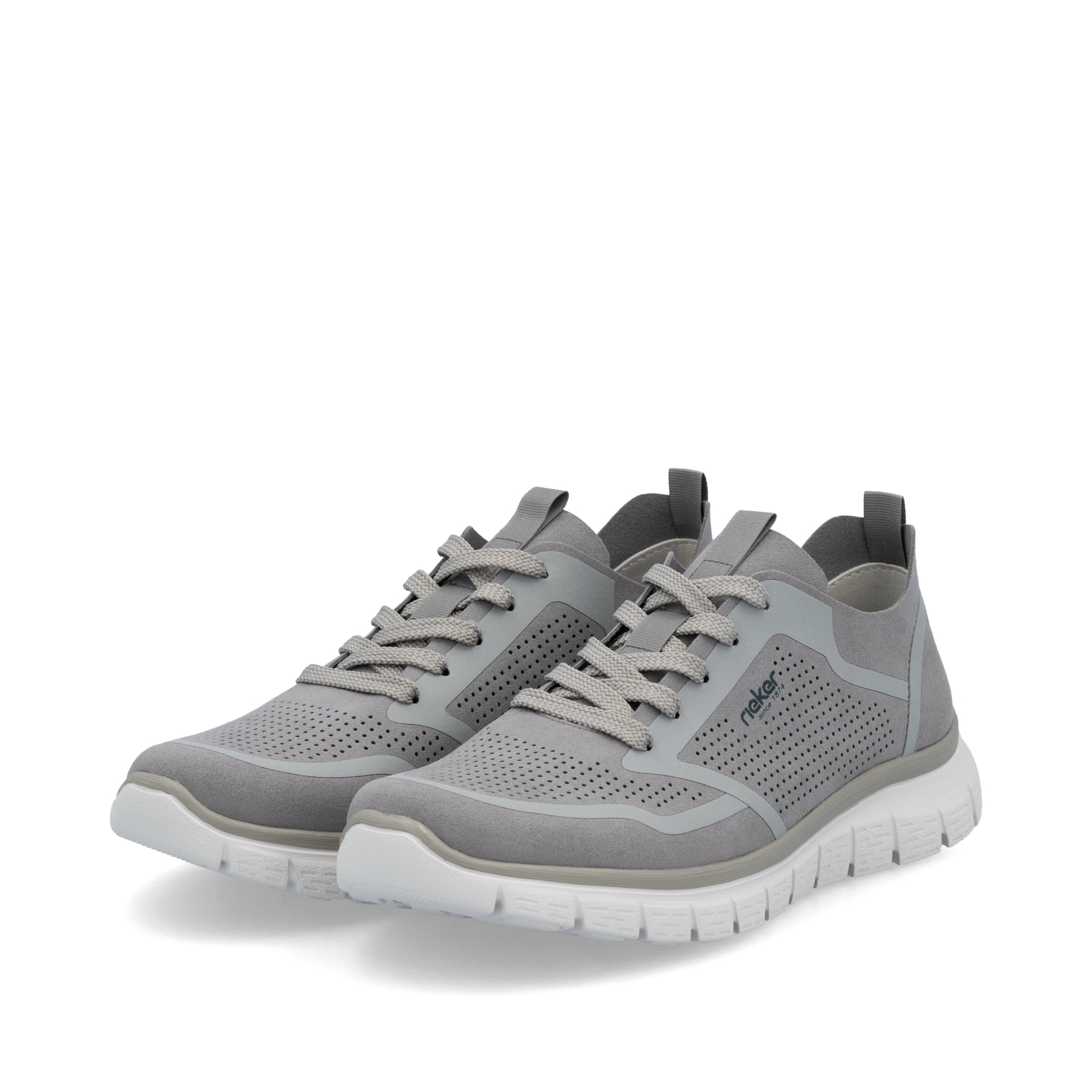 Graue Rieker Herren Sneaker Low B6600-42 mit Schnürung sowie Komfortweite G 1/2. Schuhpaar seitlich schräg.