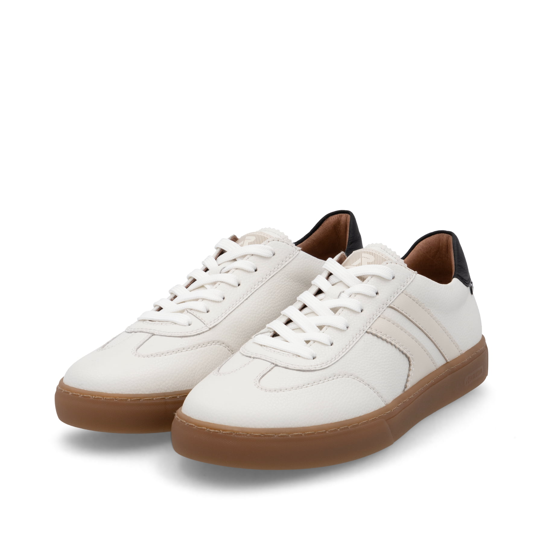 Weiße Rieker Herren Sneaker Low U0707-80 im Retro-Look mit weißen Streifen an der Seite sowie einer Schnürung. Schuhpaar seitlich schräg.