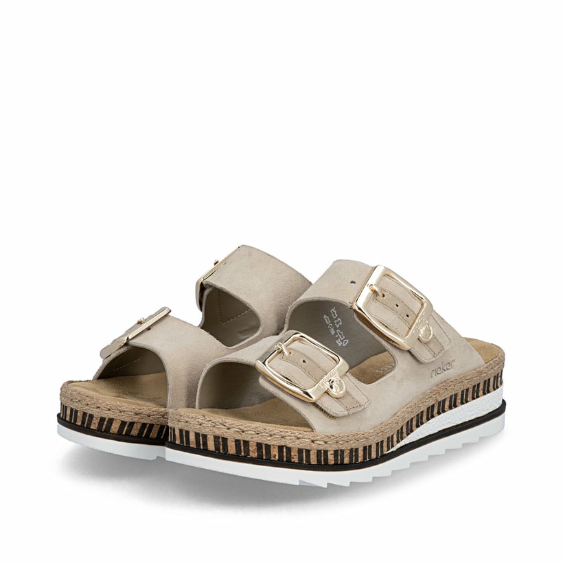 Beige Rieker Damen Pantoletten V7955-60 aus Rauleder mit trendiger Schnalle. Schuhpaar seitlich schräg.
