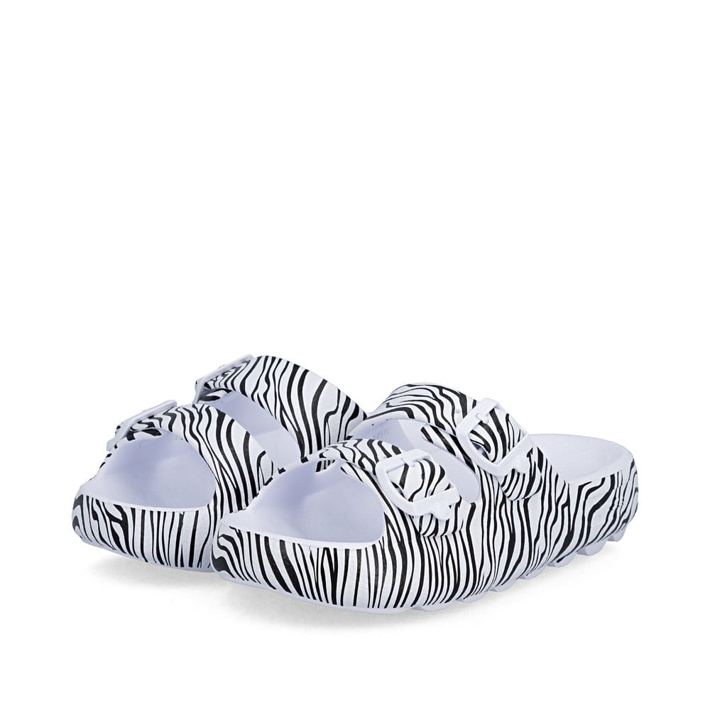 Schwarzweiße Rieker Damen Pantoletten P2450-81 mit angesagtem Animal-Print. Schuhpaar seitlich schräg.