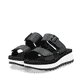 Schwarze Rieker Damen Pantoletten W3050-00 mit einem Klettverschluss. Schuhpaar seitlich schräg.