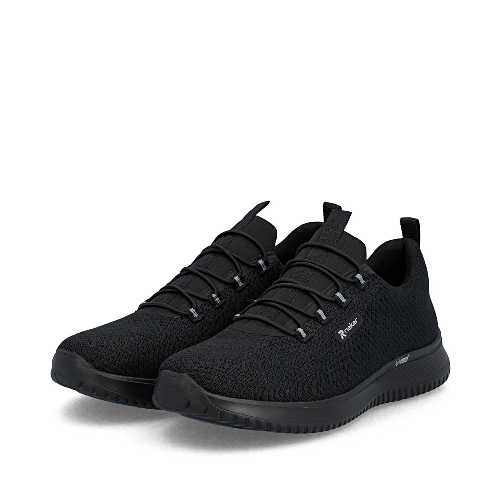 Schwarze Rieker Herren Slipper B9655-00 mit einem Gummizug sowie Komfortweite G. Schuhpaar seitlich schräg.