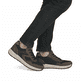 Blaue Rieker Herren Sneaker Low 11501-14 mit Reißverschluss sowie Extraweite H. Schuh am Fuß.