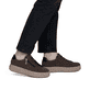 Dunkelbraune Rieker Damen Sneaker Low M7701-25 aus Rauleder mit Reißverschluss. Schuh am Fuß.