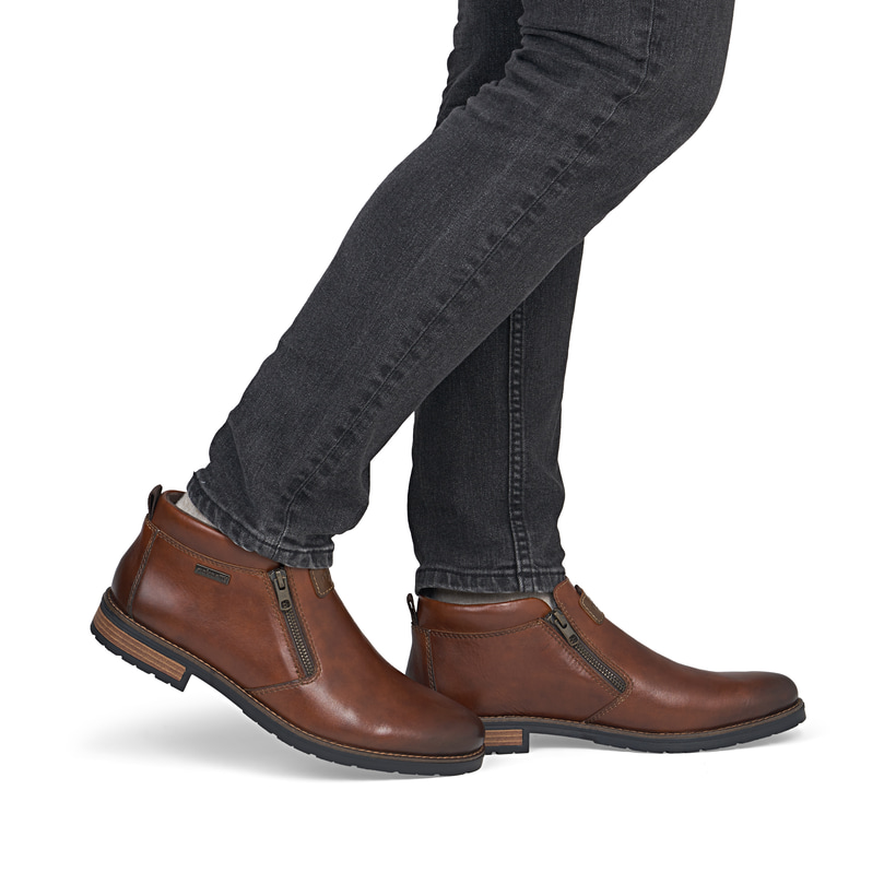 Braune Rieker Herren Kurzstiefel 14656-24 aus Glattleder. Schuh am Fuß.