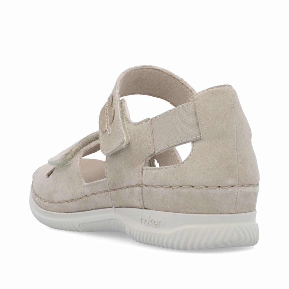 Beige Rieker Damen Riemchensandalen V7474-60 mit einem Klettverschluss. Schuh von hinten.