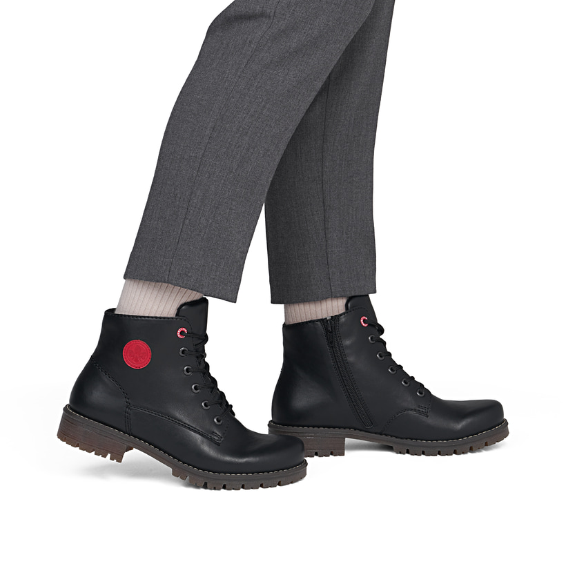 Bottes à lacets Rieker noires pour femmes 79522-00 avec auffälligem Logo. Chaussure au pied.