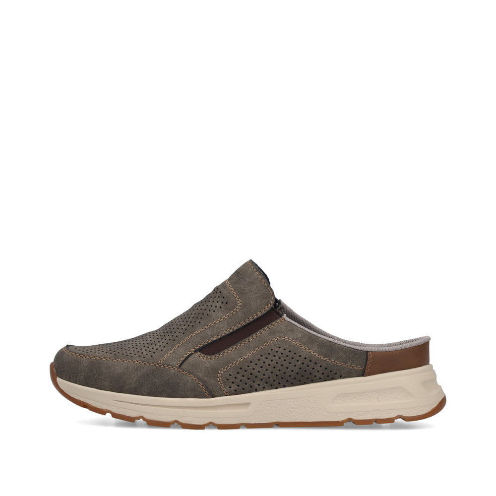 Braune Rieker Herren Clogs B0760-25 mit einem Gummizug sowie der Komfortweite G. Schuh Außenseite.