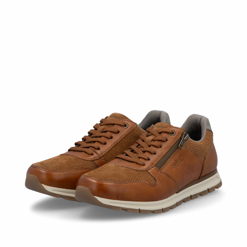 Braune Rieker Herren Sneaker Low B0505-24 mit Reißverschluss sowie Extraweite I. Schuhpaar seitlich schräg.