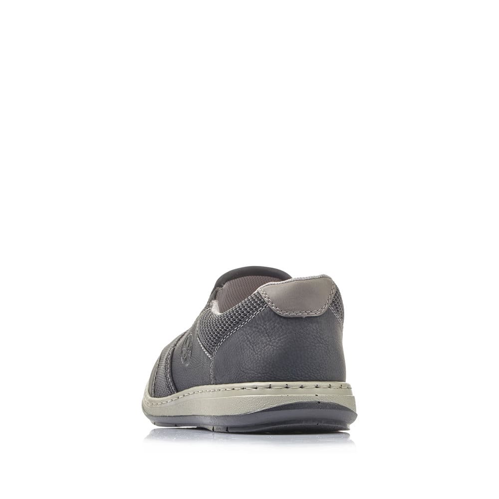Schwarze Rieker Herren Slipper 17363-00 mit einem Gummizug sowie Extraweite H. Schuh von hinten.