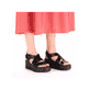 Schwarze Rieker Keilsandaletten 68063-00 mit trendiger Schnalle. Schuh am Fuß.