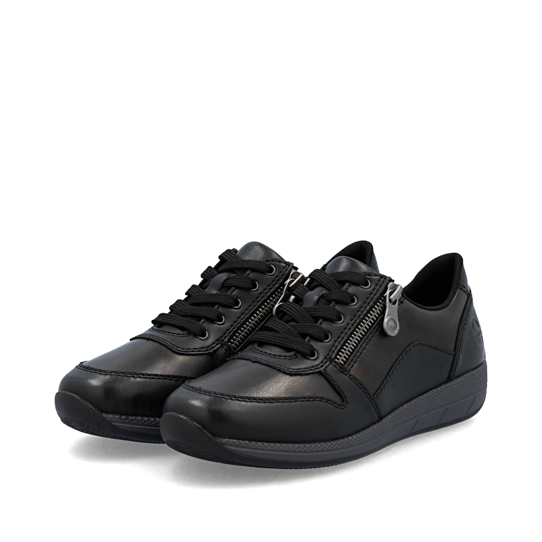 Braune Rieker Damen Sneaker Low N1100-25 aus Glattleder mit einem Reißverschluss. Schuhpaar seitlich schräg.