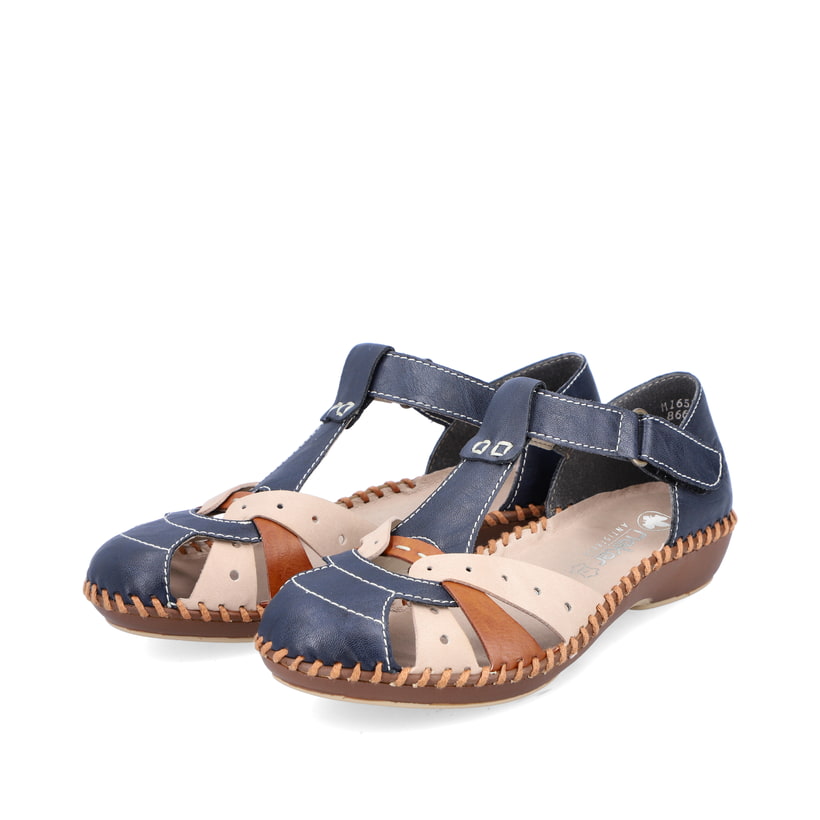 Blaue Rieker Damen Riemchensandalen M1655-14, Barfußschuhe mit Klettverschluss. Schuhpaar seitlich schräg.
