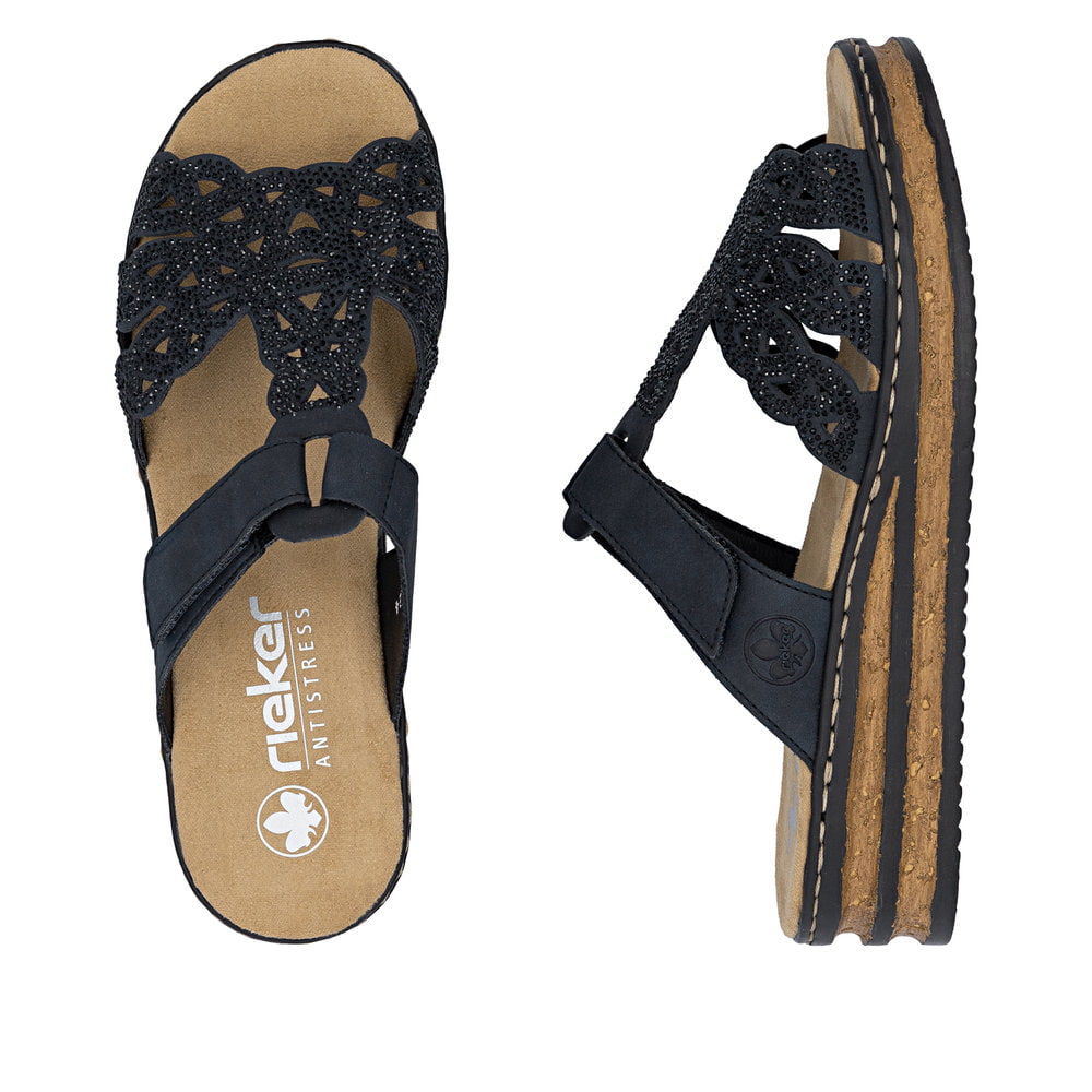Blaue Rieker Damen Pantoletten 62986-14 mit Strasssteinen sowie Klettverschluss. Schuh von oben, liegend.