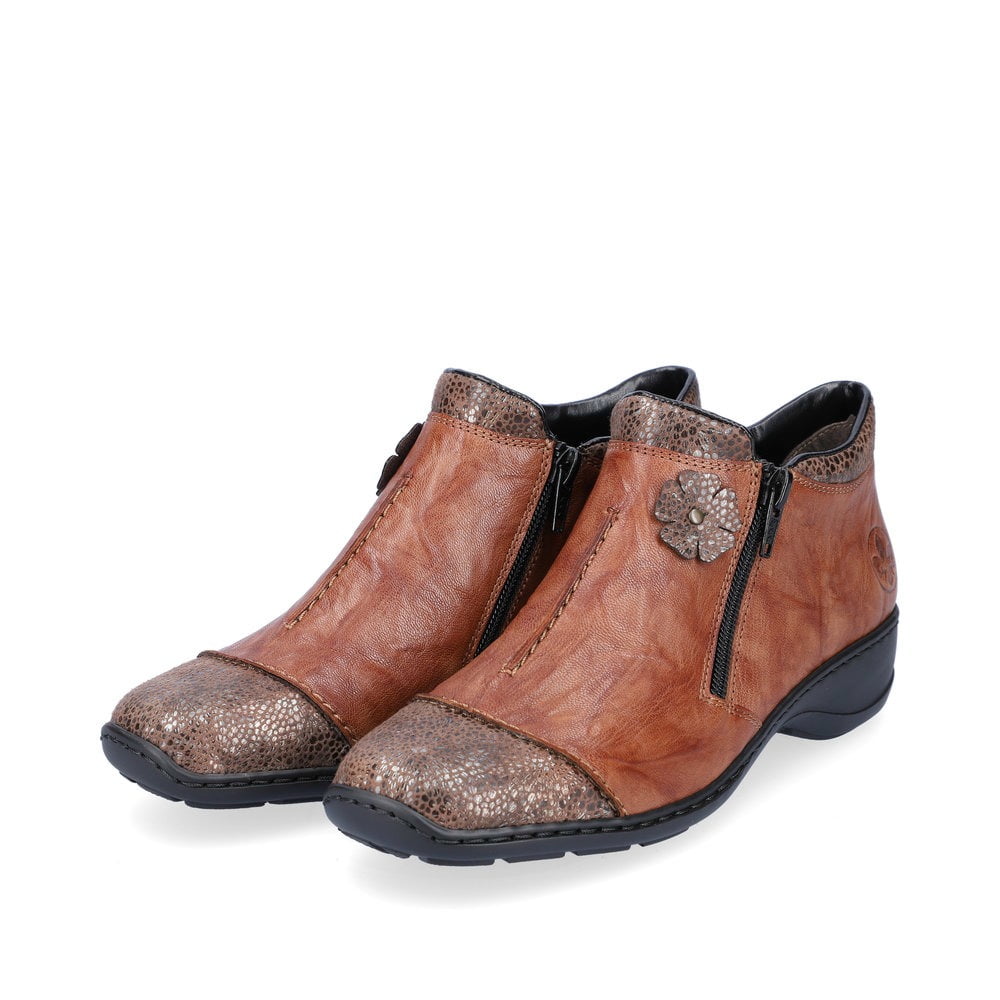 Braune Rieker Damen Kurzstiefel 58388-22 aus Glattleder mit Leo-Print. Schuhpaar seitlich schräg.